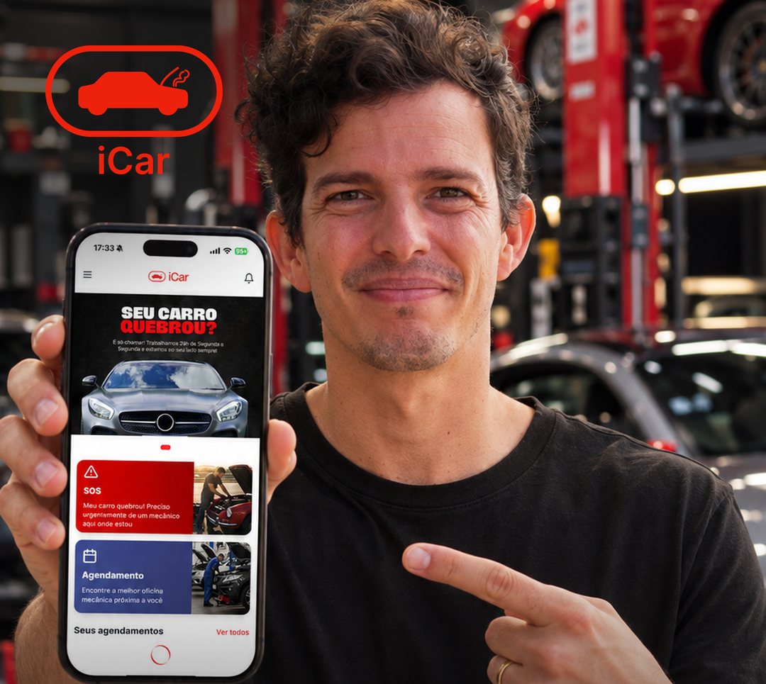 Ricardinho ACF segurando um celular com o app iCar aberto, em uma oficina